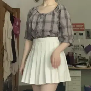 Ljuslila Skjortaktig tröja med korta armar och fake-knappar. Jag på bilden är storlek S-M men tröjan är i storlek L.