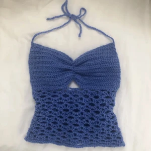 Virkad topp - Handgjord topp med knytning i bak som görs på beställning. 😊 Det går att beställa i flera storlekar och färger och tar ungefär en vecka från beställning till inlämning hos valfri frakt. Skriv till mig vid intresse eller frågor! 🤗💕