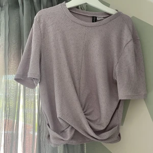 Topp - En söt ljuslila topp i ett tunt o stretchigt material✨💜 Toppenskick! Hör av dig om du undrar nåt🥰