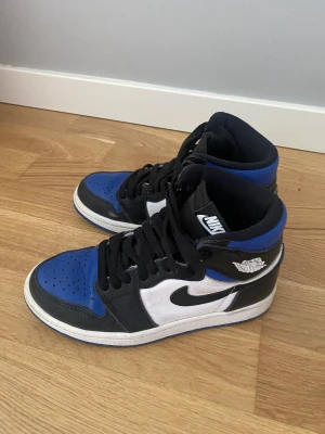 Jordan 1 ”royal toe” High strl 36 - Säljer mina höga jordans, skorna är använda med liten skråma på ena skon🫶  Köpta för 4,3 på merchswedens hemsida och säljer för 1850  Köpare står för frakt