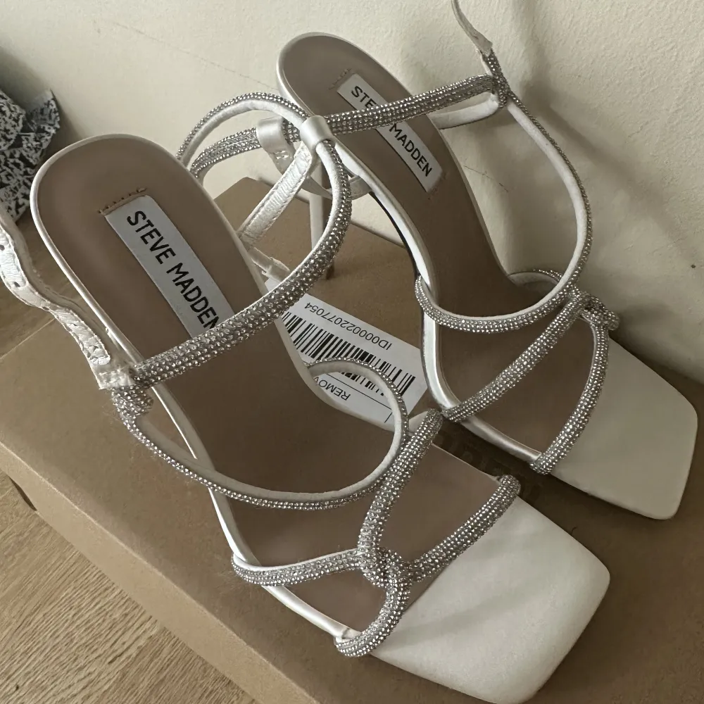 Helt oanvända Steve Madden klackar (Implict sandal), strl 38. Säljes på grund av försenad retur. Nypris 1499 kr.. Skor.