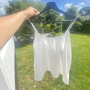 Topp/linne  - Så fin o sommrig top/linne använt en gång. Jättebra skick.