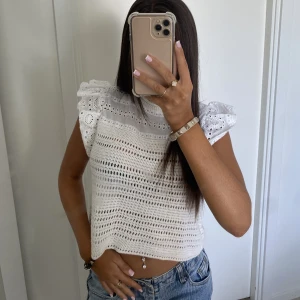 Zara topp  - Jätte fin volang topp från zara perfekt nu till sommaren 😍storlek M men sitter som S