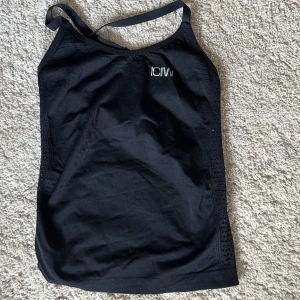 Tröningslinne - Svart träningslinne från ICANIWILL med kors i ryggen🖤Just nu är de slut på hemsidan!  Köparen står för frakten!!💕