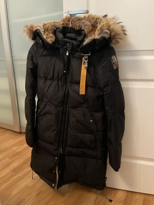 Parajumper long bear XS/S - ÄKTA Parajumper som nästan är i nyskick. Använd i 2 månader förra vintern! Fräsch, inga fläckar eller hål. 