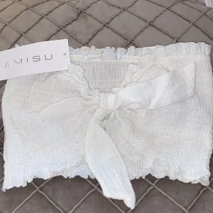 Topp - En enkel vit topp med rosset Knut med prisslap oanvänd 