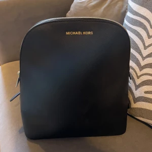 Michael Kors väska✨ - Säljer min snygga miniryggsäck från Michael Kors, som ny, använd fåtal gånger😍🥰