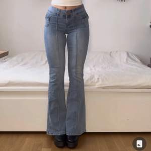 Superfina flared jeans från fashion nova! Använda ungefär 3 gånger. (Bilderna är inte mina)