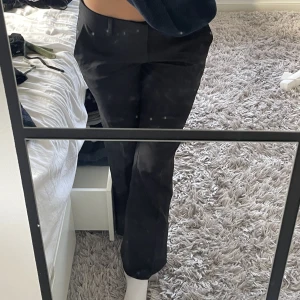 Kostymbyxor - Säljer dessa lågmidjade ifrån bikbok. Dem är helt nya och inte andvända, därav sitter lappen kvar.