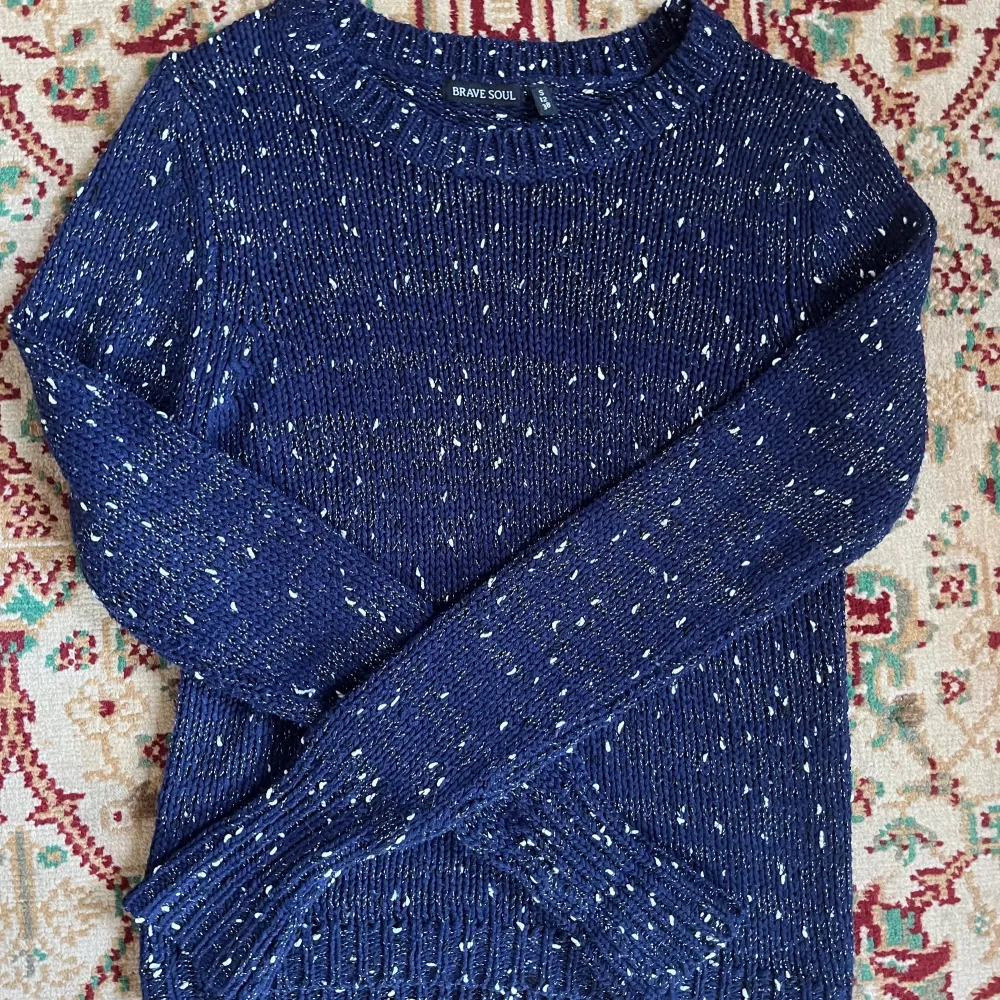 jätte mysig stickad tröja, köpt secondhand! ser ut som att den har små stjärnor på sig vilket är svin sött :) GRATIS FRAKT . Stickat.