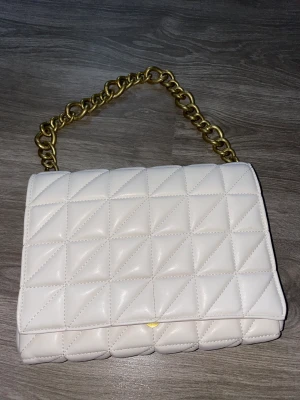 Stor vit väska  - Vit väska från Zara. Den är mycket stor och får plats med det mesta som du kan tänka dig att ha med. Jag har fått plats med telefon, sminkprodukter, parfym, laddare, korthållare, nycklar och andra nödvändigheter.  Kan skicka fler bilder i chatten. 