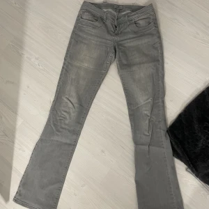 Ltb jeans - Säljer mina fina grå populära ltb jeans som inte längre används🙌🏼🥰 sömmen bak har gått upp på 2 ställen men inget som syns när man använder dom! Annars enkelt att sy❤️även lite slitna längst ner på ena benet 