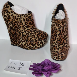 Kilklackar leopardmönster med nitar strl 38 - Häftiga kilklackar i leopardmönster med nitar på hälen Klackhöjd ca 15 cm Platå ca 5 cm Helt nya och oanvända