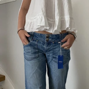 Låga jeans - Säljer dessa jeans då jag inte tycker de riktigt passade mig. Köpta på sellpy, och har lappen kvar. Köparen står för frakten!! 😶‍🌫️
