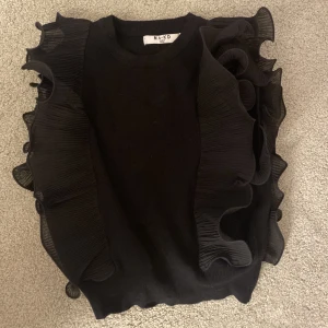 Festlig topp - Endast använd 2 gånger, märks inte att den är använd. Superskönt material. Vet ej hur mycket jag köpte den för men den är ifrån nakd. Köparen står för frakt😊
