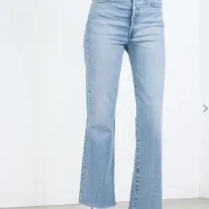 Säljer dessa jättesnygga levi’s jeans i storlek w26. Tyvärr är de för stora för mig i midjan. Knappt använda. Nypris 1249 kr.