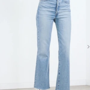 Levi’s Jeans - Säljer dessa jättesnygga levi’s jeans i storlek w26. Tyvärr är de för stora för mig i midjan. Knappt använda. Nypris 1249 kr.