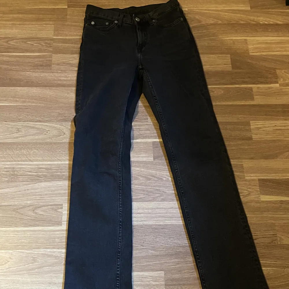 Twig jeans från weekday, knappt använda Storlek 24/32, första bilden är lånad . Farkut & Housut.