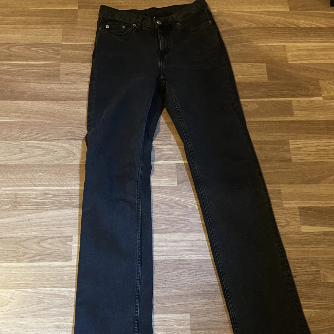 Twig jeans weekday i mörkgrå  - 90
