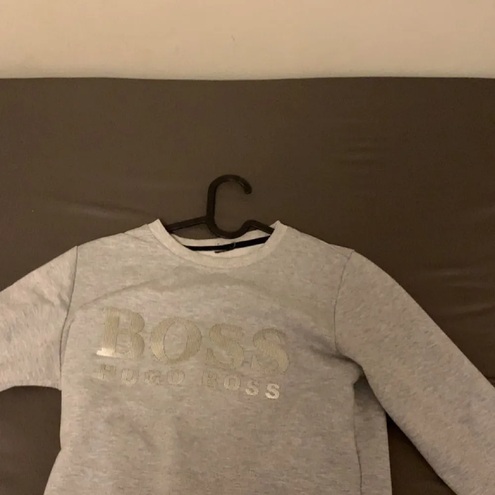 Hej säljer min Hugo boss tröja . Hoodies.