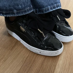 Skor - Puma skor i storlek 40, i bra skick och tvättas innan köp! 
