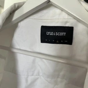Lyle & scott overshirt - Overshirt / tunn jacka från Lyle&scott I bra skick men väldigt skrynklig på bilder, storlek L