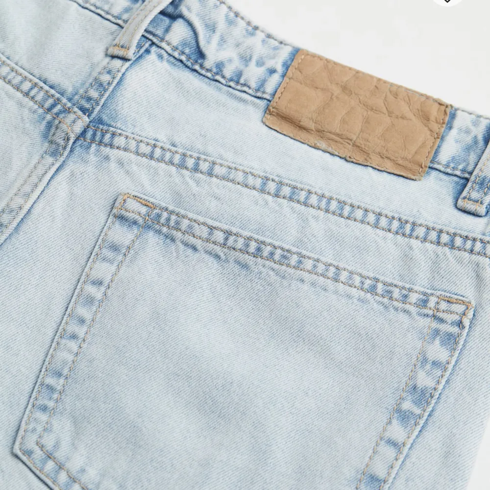 Säljer dessa mid/low waist jeans från H&M då de blivit för små💗 Jättesnygg färg. Lätta att dra med så de blir lowwaist. Skulle säga att jeansen i verkligheten blir mer flaire än straight⚡️💗. Jeans & Byxor.
