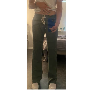 Linnebyxor Roxy Stl S  - Säljer dessa super fina Roxy linnebyxor i färgen ”duck green”. Anledningen till varför jag säljer de är för att de är för tajta för min smak.  (Jag är 176) De är helt oanvända, har prislappen kvar. 380kr + frakt vid boende långt ifrån 