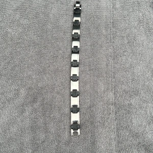 Rostfritt armband  - Nytt rostfritt metallarmband i trendig design. Storlek: 23 cm. Köparen står för frakt.