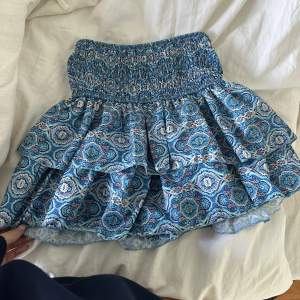 Så fin kjol med paisley mönster. Aldrig använd och vill bli av med💓Kjolen har inbyggda shorts