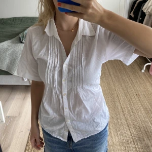 Kortärmad skjorta  - Kortärmad skjorta i linne köpt second hand. Köparen står för frakt. 💕