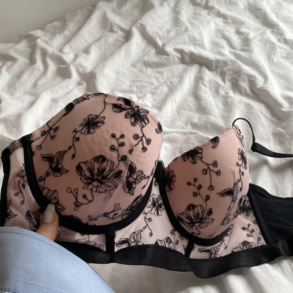 Ljusrosa bh med svarta detaljer. Push-up modell utan extra vaddering. Köpt från hunkemöller. Skriv gärna för frågor eller fler bilder🌸💗. Övrigt.