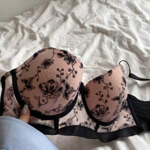 Ljusrosa bh med svarta detaljer. Push-up modell utan extra vaddering. Köpt från hunkemöller. Skriv gärna för frågor eller fler bilder🌸💗