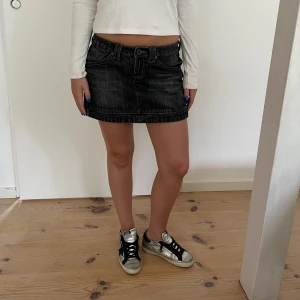 Svart jeans kjol - Säljer denna super coola svarta jeans kjolen, med dragkedja som detaljer på fickorna🙏🏼❤️