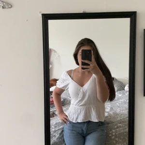 Vit blus - Sjukt söt blus med ett band runt som går att ta bort om man vill det. 🫶🏼