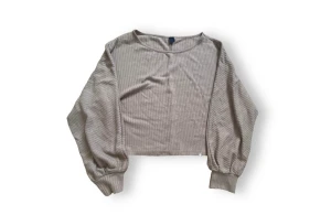 Ljus brun tröja  - Säljer en ljus brun tröja som knappt är använd. Den är lite kort, och den är tunn. Perfekt för sommaren 🙌🏼