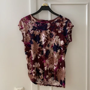 T-shirt med blommigt motiv XS - Tröja från In Wear i nyskick.