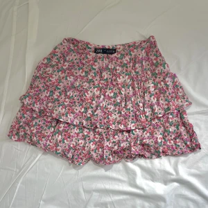 Zara blommönstrad byx kjol - Blommig byxkjol från Zara! Aldrig använd utan bara omsydd och testad, i nyskick. Kjolen är insydd i midjan, skriv gärna privat för mått 💞
