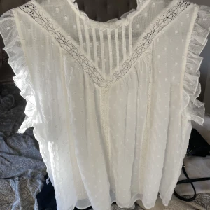 Topp - Säljer denna toppen från zara då den inte kommer till användning! ❤️ frakt tillkommer på 59 kr