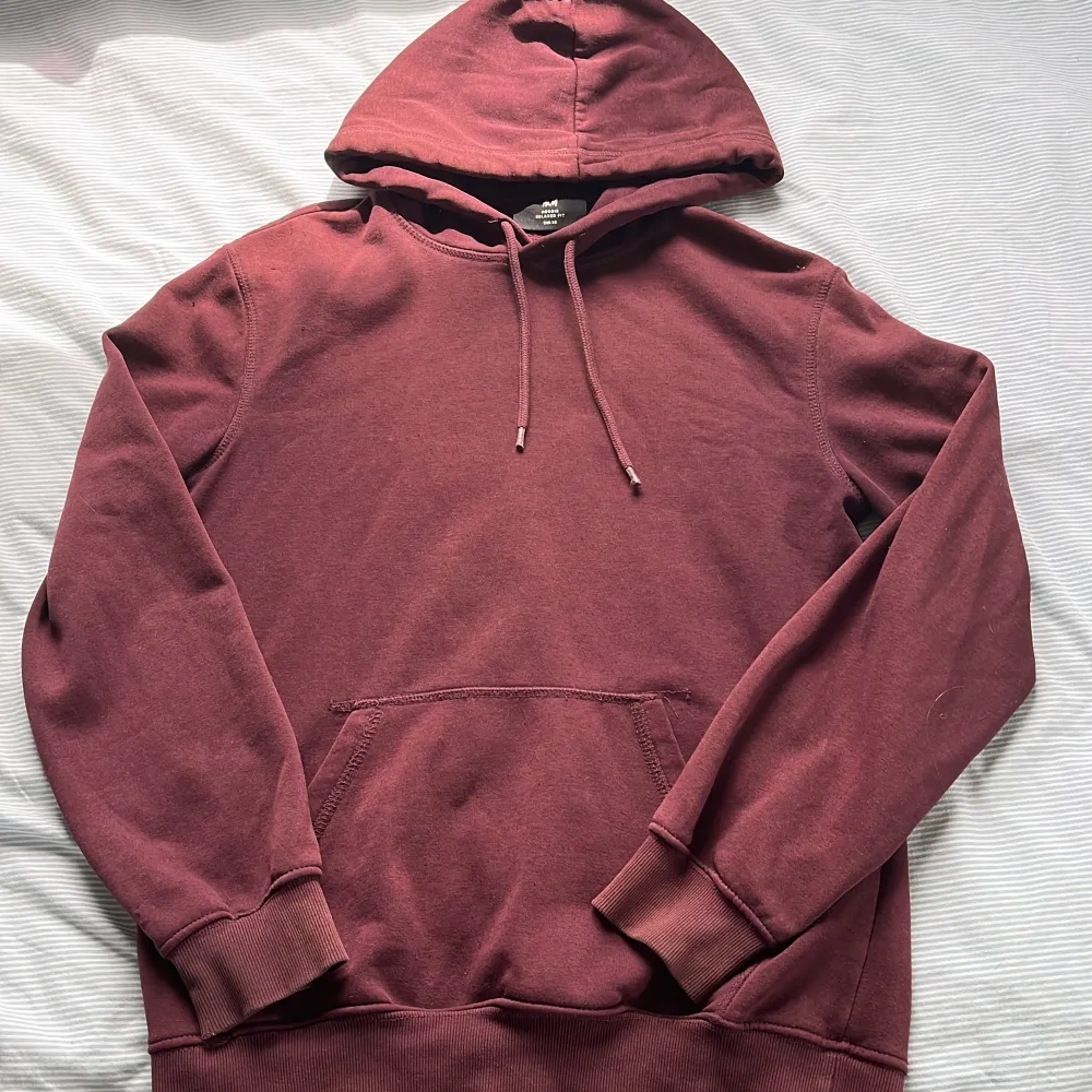 Vinröd hoodie ifrån H&M, inga hål eller sånt förutom lite missfärgningar på ärmarna längst ner 💕. Hoodies.