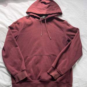 Vinröd hoodie ifrån H&M, inga hål eller sånt förutom lite missfärgningar på ärmarna längst ner 💕
