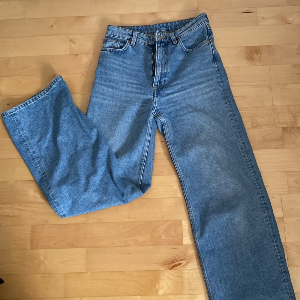 Monki jeans, ljusblå. Mycket bra skick. Har varit älskade länge, men tyvärr växt ur dem.  Storlek 25, CN 160/64A. Jeans & Byxor.