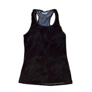 Mörk camouflage top - Köpt på secondhand, skick: 7/10! Skriv om du har frågor eller vill se fler bilder!