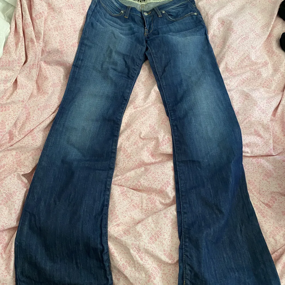 Ett par Lågmidjade utsvängda jeans i storlek 27/32. Fint skick i lite stretchiga material. Jeans & Byxor.