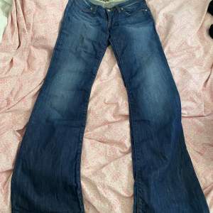 Ett par Lågmidjade utsvängda jeans i storlek 27/32. Fint skick i lite stretchiga material