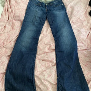 Lågmidjade bootcut jeans - Ett par Lågmidjade utsvängda jeans i storlek 27/32. Fint skick i lite stretchiga material