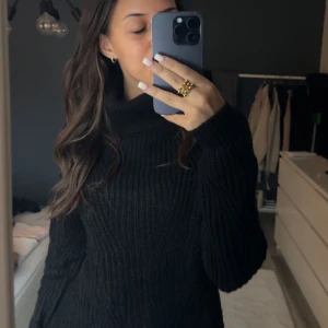 Polostickad tröja - En svart polostickad tröja från Ullared, endast använd fåtal gånger då jag ej är ett fan av polotröjor. Jättevarm och gosig dock!! Hör gärna av er vid vidare intresse eller frågor ❤️‍🔥