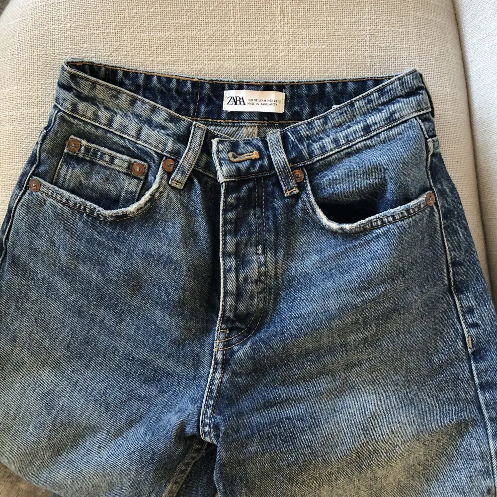 Jättesnygga lågmidjade jeans från Zara. I jättefint skick och säljer pga att dem inte passar mig längre. Skriv för fler bilder eller att diskutera pris . Jeans & Byxor.