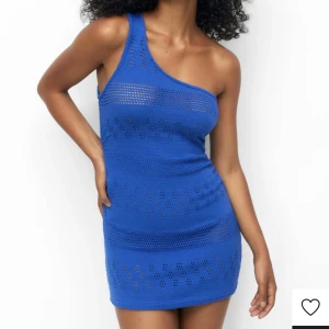 Strandklänning - Den perfekta sommarklänningen som man kan använda både till stranden och som festklänning! Klänningen är helt ny och har aldrig använts!