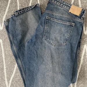 Weekday jeans  - Köpta secondhand, säljes för att dom är förstora. Storlek 32/30, i modellen Arrow som är low waist och straight. Har missfärgningar på det vita 